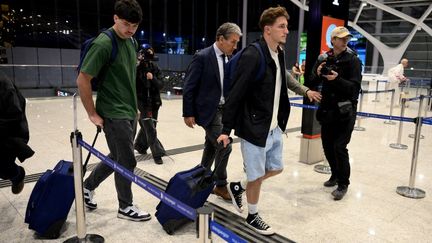 Hugo Auradou et Oscar Jegou, à l'aéroport international d'Ezeiza (Argentine), le 3 septembre 2024. (LUIS ROBAYO / AFP)