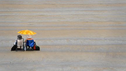 Sur la plage de Saint-Malo (Ille-et-Vilaine), le 22 juin 2017. (DAMIEN MEYER / AFP)