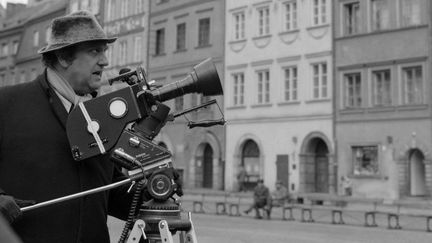 Le documentariste Jean Marie Drot en tournage à Varsovie pour "Varsovie, une ville que les Nazis voulaient assassiner" 
 (ROBERT PICARD / INA)