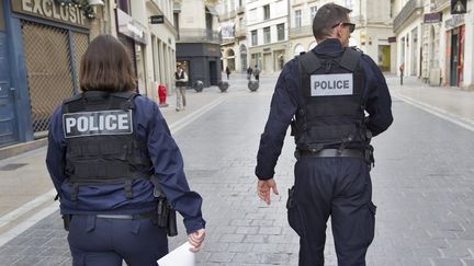 Une patrouille de la police nationale, le 17 mars 2020 0 Montpellier, va à la rencontre des rares personnes présentes en ville pour leur demander leur attestation de déplacement&nbsp;dérogatoire. (GUILLAUME BONNEFONT / MAXPPP)