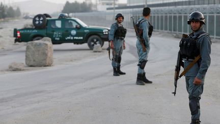 Des policiers sécurisent la zone de Kaboul (Afghanistan) où un hôtel&nbsp;pour étrangers a été la cible d'une attaque des talibans, lundi 1er août 2016. (OMAR SOBHANI / REUTERS)