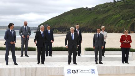 Les dirigeants des pays du G7&nbsp;prennent la pose le 11 juin 2021, à&nbsp;Carbis Bay, au Royaume-Uni. (PHIL NOBLE / AP)