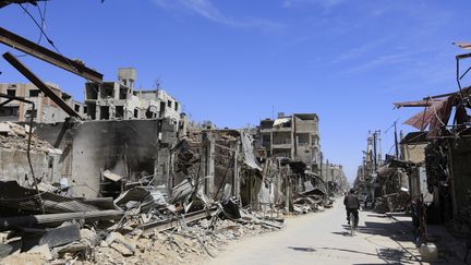 Un rue de Douma (Syrie) après des bombardements, le 16 avril 2018. (LOUAI BESHARA / AFP)