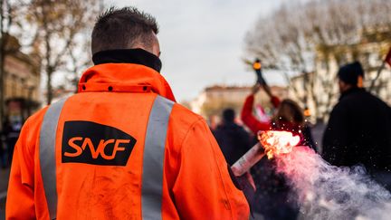 Un agent de la SNCF marche à Perpignan (Pyrénées-Orientales) contre la réforme des retraites, le 10 décembre 2019. (JC MILHET / HANS LUCAS / AFP)