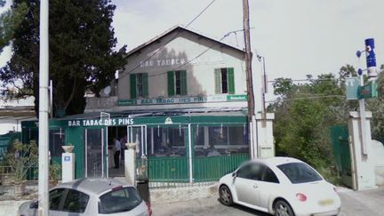 Le bar-tabac des Pins, situ&eacute; dans le 12e arrondissement de Marseille (Bouches-du-Rh&ocirc;ne), o&ugrave; un buraliste a bless&eacute; un braqueur d'un tir de gomme-cogne, le 30 septembre 2013.&nbsp; (GOOGLE STREET VIEW)