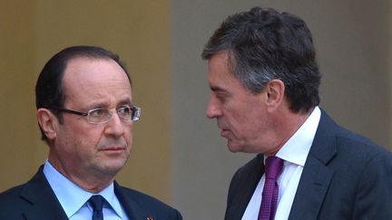 Fran&ccedil;ois Hollande et J&eacute;r&ocirc;me Cahuzac, alors ministre d&eacute;l&eacute;gu&eacute; au Budget, le 4 janvier 2013, sur le perron de l'Elys&eacute;e. (MIGUEL MEDINA / AFP)