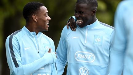 Kurt Zouma, ici avec Anthony Martial, a quitté le groupe France pour rejoindre sa femme sur le point d'accoucher (FRANCK FIFE / AFP)