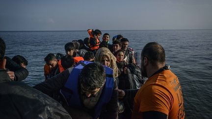 Une embarcation transportant des migrants arrivent sur l'île de Lesbos, en Grèce, le 3 mars 2016.&nbsp; (GUILLAUME PINON / NURPHOTO / AFP)