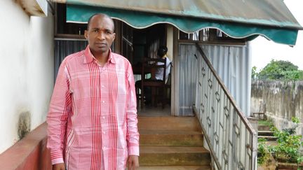Michel Atangana &agrave; Yaound&eacute; (Cameroun), le 30 septembre 2012, alors qu'il attendait d'&ecirc;tre rejug&eacute;.&nbsp; (MAXPPP)