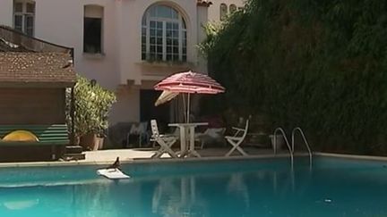 À Perpignan (Pyrénées-Orientales) la maison où a vécu Charles Trenet a été mise en vente. L'endroit a gardé une atmosphère particulière. (France 3)