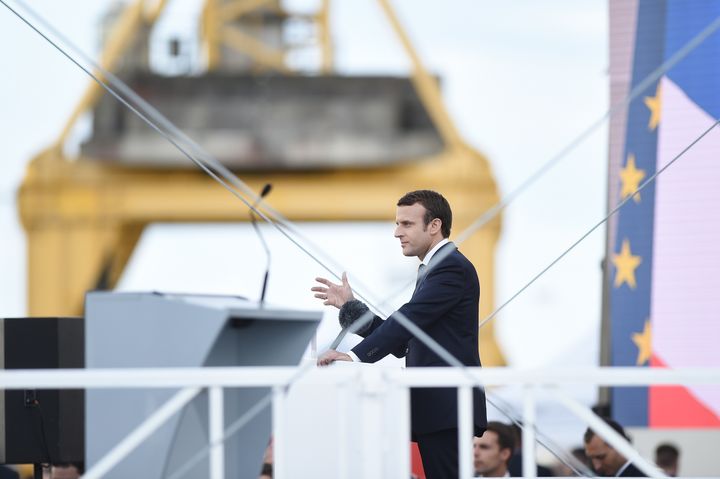 Emmanuel Macron prononce un discours à Saint-Nazaire (Loire-Atlantique), le 31 mai 2017, lors de l'inauguration du "Meraviglia" dans les chantiers de STX. (JEAN-SEBASTIEN EVRARD / AFP)