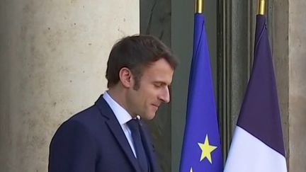 Pouvoir d'achat : face à l'urgence, Emmanuel Macron prépare de premières mesures (FRANCEINFO)