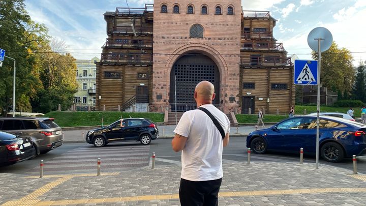 Sergui, de dos, dans les rues de Kiev. (BORIS LOUMAGNE / RADIOFRANCE)