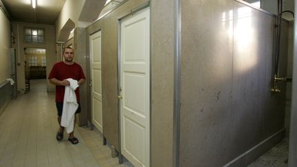 Un homme sort des bains-douches municipaux de Mulhouse (Haut-Rhin), le 2 décembre 2006. (MAXPPP)