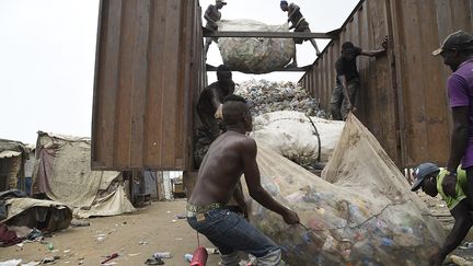 Aujourd’hui, une centaine de mètres de sable a été vidée de ses déchets plastiques. 230 grands sacs à ordures ont été remplis. "Une entreprise de recyclage viendra les chercher. Chaque plastique ici sera recyclé", dit à l'AFP Owoade Yussuf. A 500 dollars la tonne, le recyclage du plastique pourrait rapporter 250 millions de dollars à la ville de Lagos en moins d'un an.&nbsp; &nbsp; (PIUS UTOMI EKPEI / AFP)