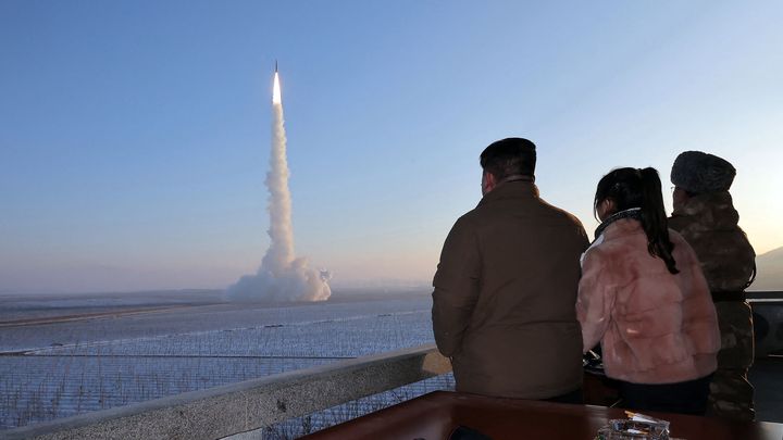 Une photo non datée, diffusée le 19 décembre 2023 par l'agence KCNA, montre Kim Jong-un (à gauche) assistant, avec sa fille (au centre), au lancement d'un missile en Corée du Nord. (KCNA VIA KNS / AFP)