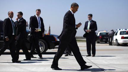 Le pr&eacute;sident Barack Obama avec des membres du Secret service &agrave; Cleveland, dans l'Ohio (Etats-Unis). (JASON REED / REUTERS)