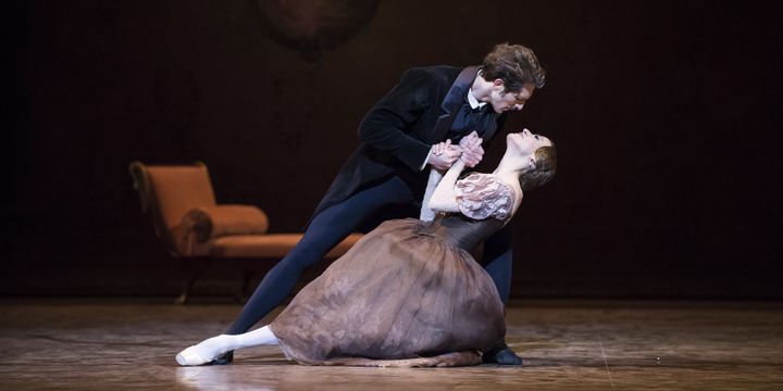 Mathieu Ganio et Ludmila Pagliero dans "Onéguine" de John Cranko
 (Julien Benhamou/Opéra national de Paris)