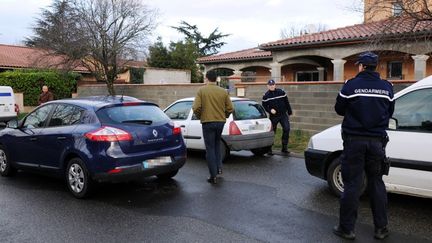 Des policiers post&eacute;s devant le domicile de l'un des deux adolescents rentr&eacute;s de Syrie, &agrave; Pinsaguel, dans la banlieue de Toulouse (Haute-Garonne),&nbsp;le 28 janvier 2014. (ERIC CABANIS / AFP)