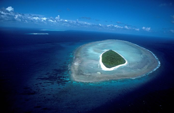 Un atoll qui compose la Grande Barrière de corail, en Australia, le 21 September 2021. (DEICHMANN-ANA / ONLY WORLD / AFP)