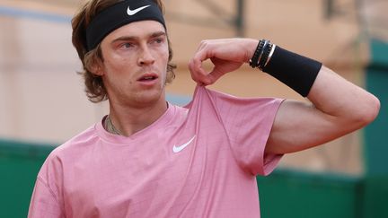 Andrey Rublev contre Rafael Nadal à Monte-Carlo, le 16 avril 2021. (VALERY HACHE / AFP)