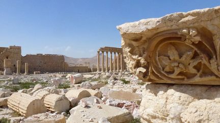 Colonnes à terre, statue renversées, débris ... L'Etat islamique a rasé non seulement&nbsp;les temples de Bêl et Baalshamin à Palmyre, mais aussi les tours funéraires et le célèbre Arc de triomphe. (MAHER AL MOUNES / AFP)