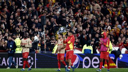 Les joueurs Sang et Or face aux tribunes du stade Bollaert-Delelis après le match de Ligue des champions entre Lens et le PSV Eindhoven, le 24 octobre 2023. (SAMEER AL-DOUMY / AFP)