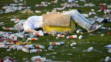 Un &eacute;tudiant de l'universit&eacute; de St. Andrews (Royaume-Uni) g&icirc;t, recouvert de mousse apr&egrave;s le traditionnel week-end de bizutage, le 4 novembre 2013. (RUSSELL CHEYNE / REUTERS)