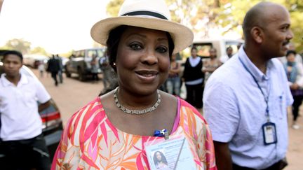 Fatma Samoura arrive à un bureau de vote dans le cadre d'une mission de supervision pour les Nations unies, le 25 octobre 2013, à Antananarivo (Madagascar). (STEPHANE DE SAKUTIN / AFP)