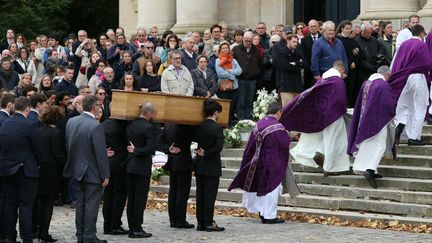 Le cercueil de Philippine devant la cathédrale Saint-Louis de Versailles (Yvelines) lors des obsèques de la jeune femme, le 27 septembre 2024. (ALAIN JOCARD / AFP)