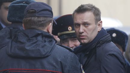 L'opposant russe Alexeï Navalny est escorté, le 27 mars 2017, au tribunal de Moscou (Russie), après son arrestation lors d'une manifestation anticorruption. (MAXIM SHEMETOV / REUTERS)