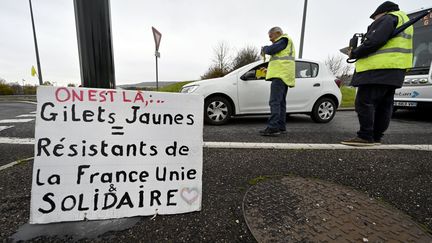 Des "gilets jaunes" mobilisés sur un rond-point à Nancy, le 17 novembre 2021. (ALEXANDRE MARCHI / MAXPPP)