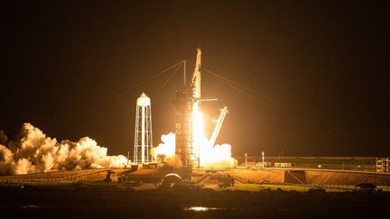 La fusée Falcon 9 de SpaceX transportant l'équipage d'Inspiration4 décolle de l'aire de lancement 39A du Centre spatial Kennedy de la NASA à Cap Canaveral, en Floride, le 15 septembre 2021. (CHANDAN KHANNA / AFP)