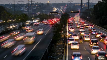 Des voitures sur une autoroute. (Illustration).&nbsp; (VINCENT ISORE / MAXPPP)