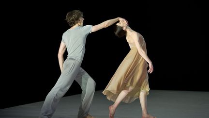 "Roméo et Juliette" que j'avais toujours rêvé de danser, marque la rencontre avec Hervé Moreau, mon seul et unique roméo : celui de Noureev et celui de Sasha Waltz. C'est un danseur et un partenaire exceptionnel. Nous partageons une même vision : le sens artistique, la musicalité, le goût du jeu théâtral.
 (Laurent Philippe/Opéra national de Paris )