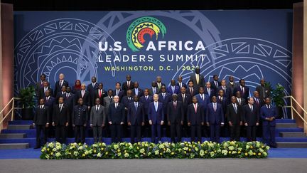 Le président américain, Joe Biden (au centre), pose avec ses homologues africains lors du Sommet de Washington (Etats-Unis), le 15 décembre 2022. (KEVIN DIETSCH / GETTY IMAGES NORTH AMERICA / AFP)