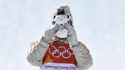 Le snowboarder américain Redmond Gerard pose avec la mascotte&nbsp;des JO de Pyeongchang (Corée du Sud), le 11 février 2018. (DYLAN MARTINEZ / REUTERS)