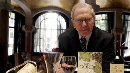 L'auteur&nbsp;Noah Gordon, le 22 octobre 2007 à Barcelone. (JOSEP LAGO / AFP)