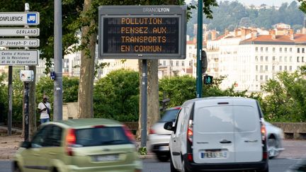 Une alerte pollution à Lyon (Rhône), le 13 août 2021. (NICOLAS LIPONNE / HANS LUCAS / AFP)