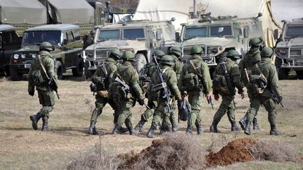 Des soldats russes dans la r&eacute;gion de Simferopol en Crim&eacute;e (Ukraine), le 5 mars 2014. ( ELENA SAMOYLENKO / ANADOLU AGENCY)