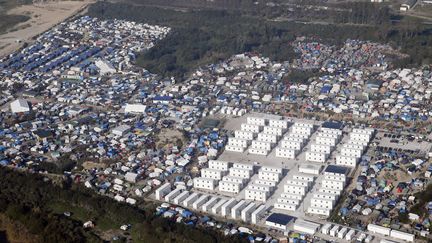 Une vue aérienne de la "jungle" de Calais, dimanche 23 octobre 2016, à la veille de son démantèlement. (PASCAL ROSSIGNOL / REUTERS)