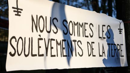 Une banderole des Soulèvements de la Terre à Paris le 19 avril 2023 (MOHAMMED BADRA / EPA)