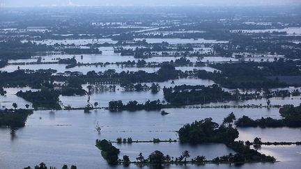 Aliment&eacute;s par des mois de moussons exceptionnellement abondantes, les cours d'eau en crue vont avoir raison de la capitale. (DARIO PIGNATELLI / GETTY IMAGES)