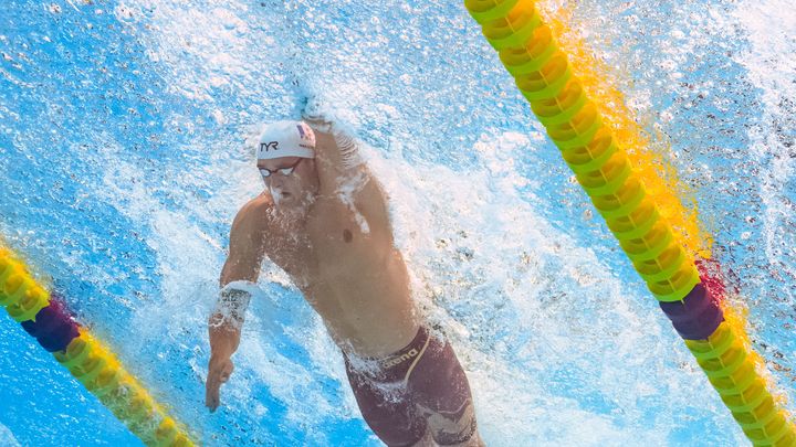 Le Français Florent Manaudou en action sur le 50 m nage libre, lors des championnats du monde à Fukuoka le 28 juillet 2023. (MANAN VATSYAYANA / AFP)