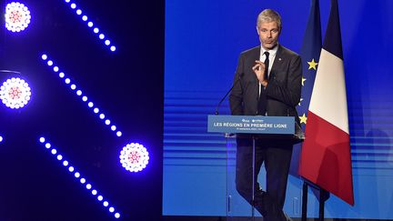 Le président LR de la région Auvergne-Rhône-Alpes, Laurent Wauquiez, prononce un discours lors du 18e Congrès des régions de France à Vichy (Allier), le 16 septembre 2022. Photo d'illustration (THIERRY ZOCCOLAN / AFP)