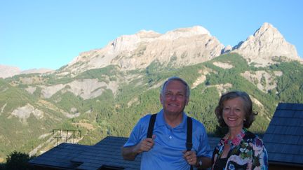 Notre Premier ministre Jean-Marc Ayrault et son &eacute;pouse Brigitte &eacute;taient en vacances dans la vall&eacute; ede l'Ubaye (Alpes-de-Haute-Provence). Et c'est monsieur qui porte le sac &agrave; dos. (NICOLAS MANIFICAT / LE DAUPHINE / MAXPPP)