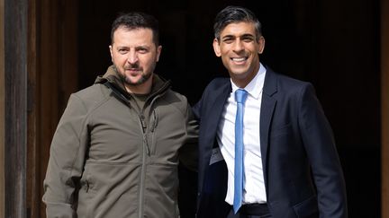 Le Premier ministre britannique Rishi Sunak et le président ukrainien Volodymyr Zelensky, le 15 mai 2023. (CARL COURT / POOL / AFP)