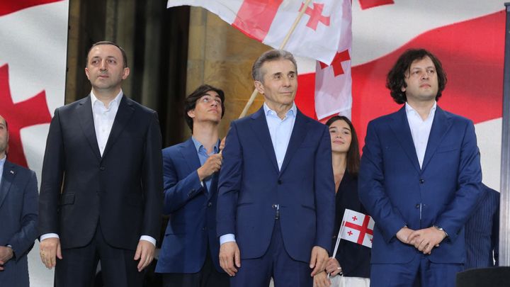 L'oligarque Bidzina Ivanichvili, homme fort du pays (au centre), avec à ses côtés le président du parti Rêve géorgien, Irakli Garibachvili (à gauche), et le Premier ministre, Irakli Kobakhidze (à droite), le 29 avril 2024 à Tbilissi (Géorgie). (DAVIT KACHKACHISHVILI / AGENCE ANADOLU VIA AFP)