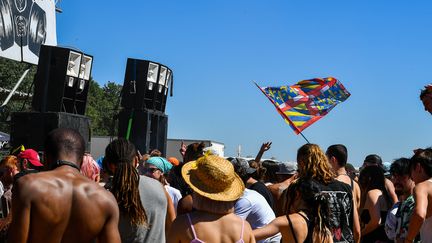 Une rave-party à&nbsp;Saint-Parize-le-Chatel dans la Nièvre, le 12 juillet (photo d'illustration). (FR?D?RIC LONJON / MAXPPP)