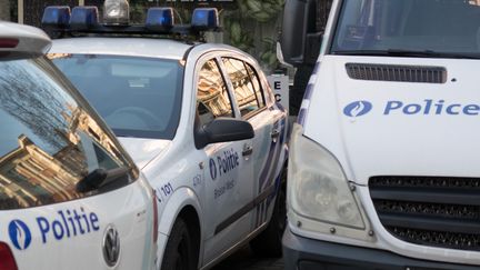 Des voitures de la police belge, à Molenbeek, dans l'agglomération de Bruxelles, en janvier 2017 (photo d'illustration). (BENOIT DOPPAGNE / AFP)